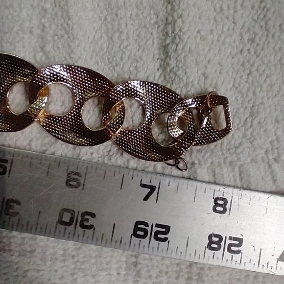 Large link goldtone textured chain bracelet - Picture 4 of 5